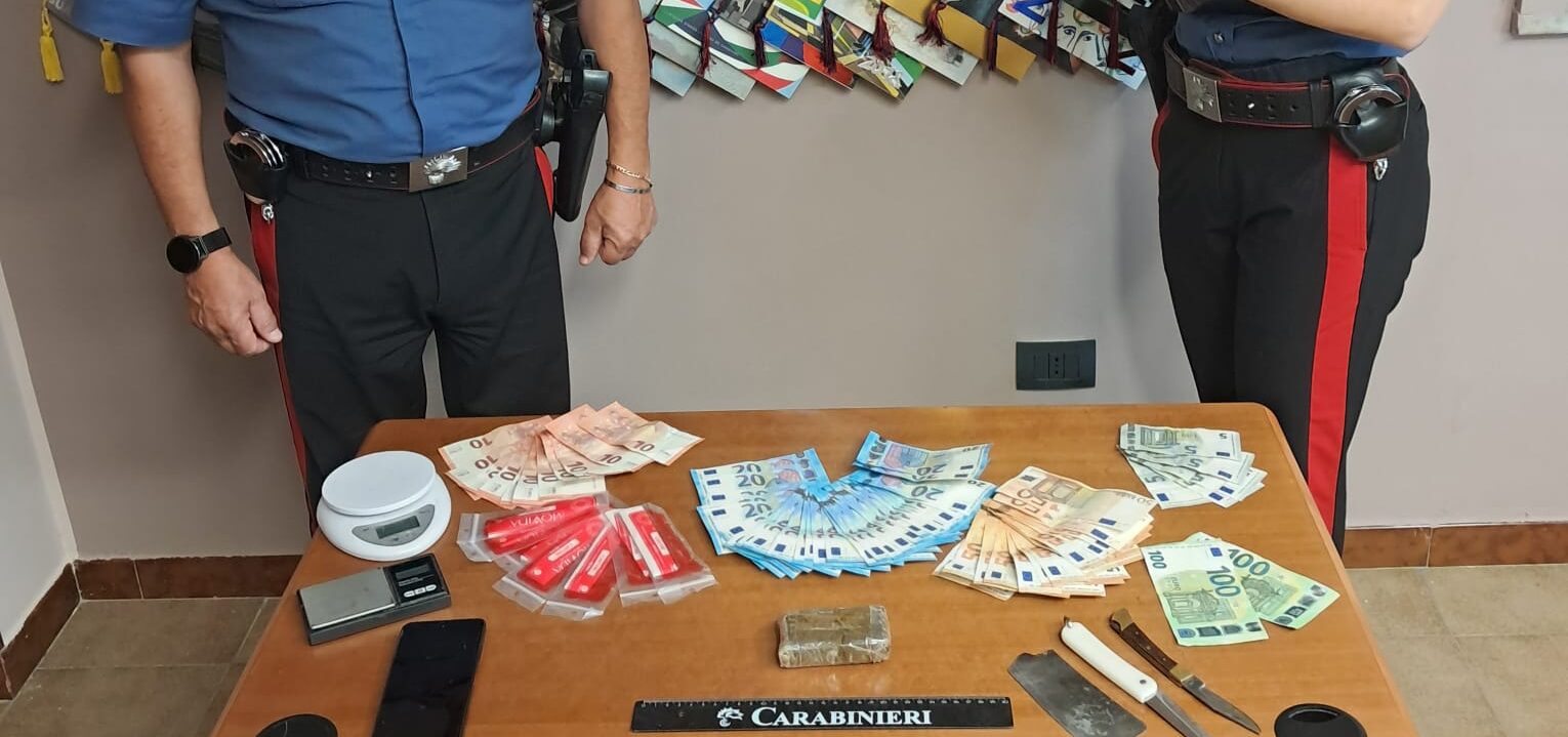 Sequestrati a Montedoro 100 gr di hashish e due coltelli a serramanico, arrestato un 57enne