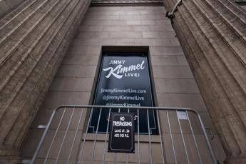 Abc sospende show di Kimmel per commenti su Kirk. Trump: “Grande notizia”