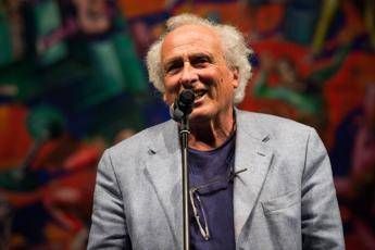 Addio a Stefano Benni, il figlio: “Ricordatelo leggendo ad alta voce i suoi racconti”