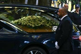 Armani, aperta camera ardente: centinaia in coda per l’ultimo saluto allo stilista