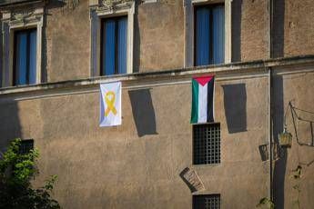 Bandiera Palestina sul Campidoglio, il Comune di Roma: “Accanto fiocco giallo per ostaggi”