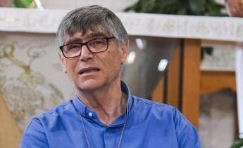 Caivano, minaccia a don Patriciello durante la messa. Meloni: “Gesto vigliacco”