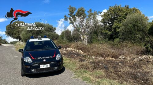 Appicca incendio in un terreno agricolo nel Siracusano, denunciato 78enne