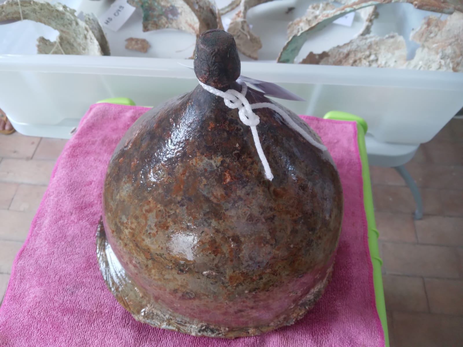 Nei fondali delle Egadi rinvenuti nuovi reperti tra cui un elmo “Montefortino”. Scarpinato: “Tra i più belli e completi mai recuperati”