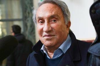 Emilio Fede, oggi l’ultimo saluto al giornalista: i funerali a Milano 2