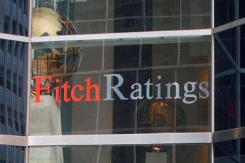 Fitch rialza il rating dell’Italia a BBB+. Giorgetti: “Siamo su strada giusta”