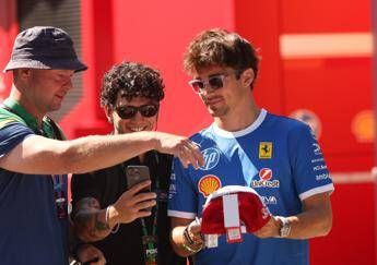 Gp Monza, Leclerc gira per il circuito… in bicicletta: il boato dei tifosi della Ferrari