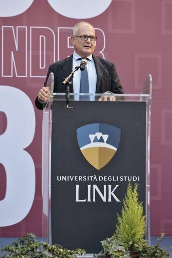 Gualtieri: “Voi giovani dovete riportare civiltà democratica nel dibattito del futuro”