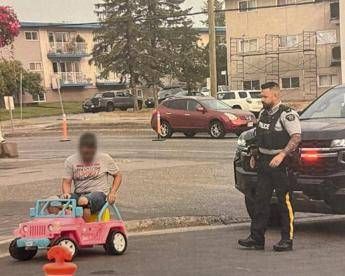 Guida la jeep di Barbie in strada, arrestato: “Non volevo andare a piedi”