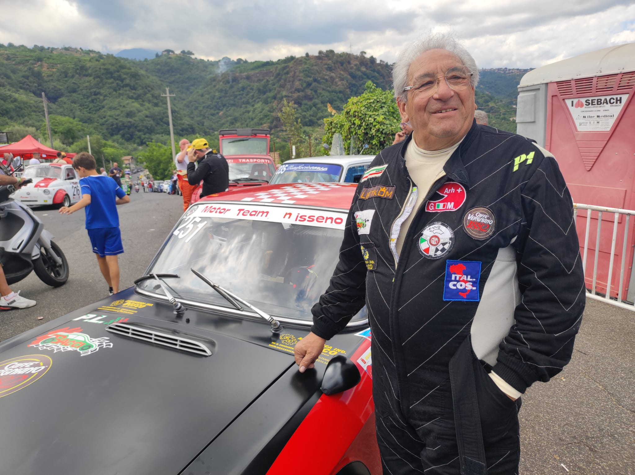 U “Zi Micheli”, 84 anni di passione: il mito nisseno che continua a correre sui tornanti siciliani con la sua licenza speciale FIA