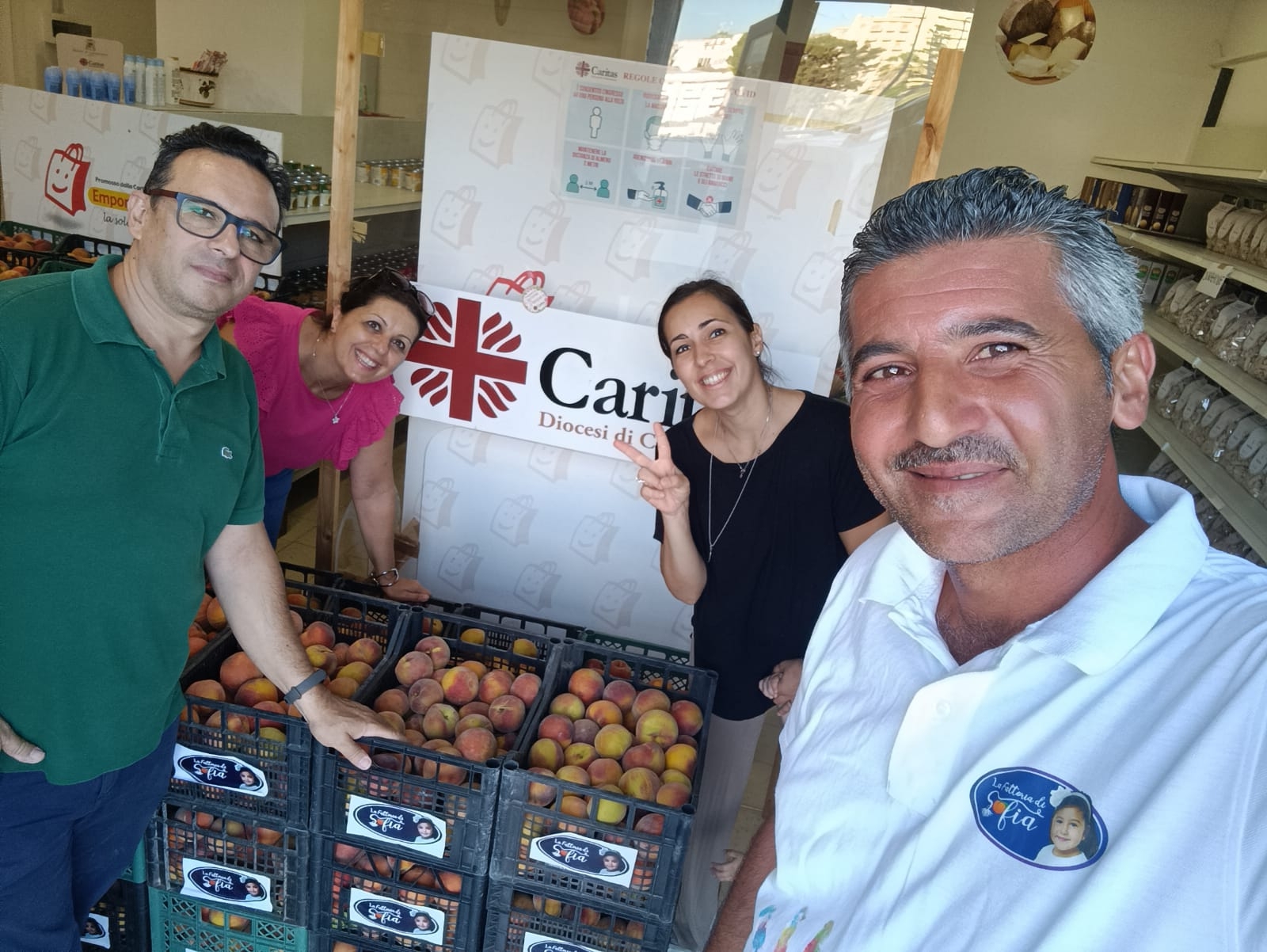 La Fattoria di Sofia rinnova il suo impegno solidale: altri cinque quintali di pesche per la Caritas nissena