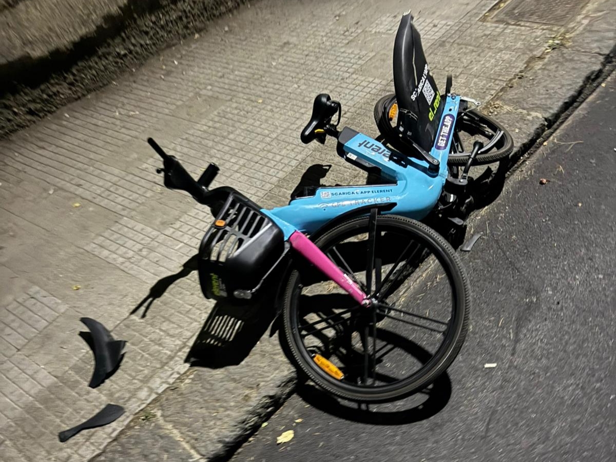 Bike sharing a Caltanissetta, bicicletta lanciata dal ponte di via Fra Giarratana su via Sallemi: atto vandalico grave e pericoloso