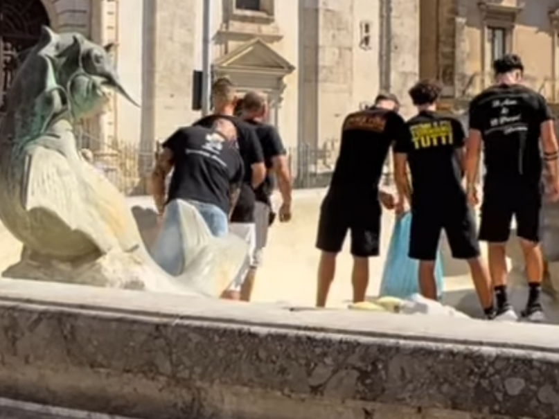 Caltanissetta, gli Ultras della Nissa ripuliscono la Fontana del Tritone: un gesto d’amore per la città
