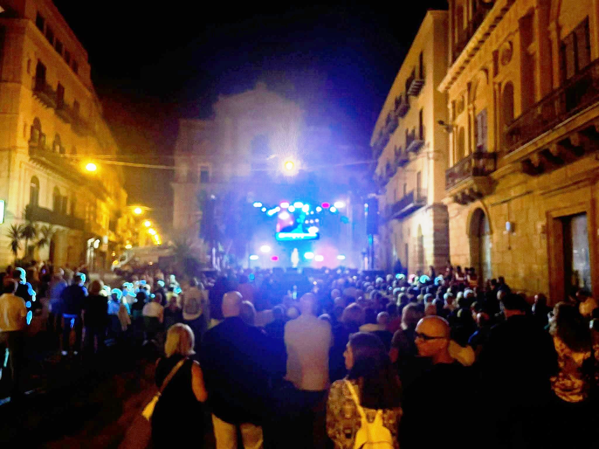 Caltanissetta, grande successo per “Cantando Sanremo” 1951/2025