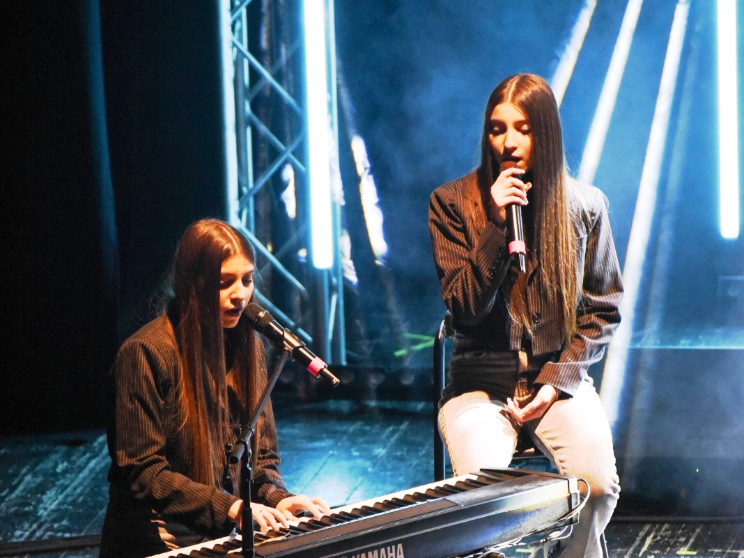 Ester e Miriam D’Agostino, il talento delle gemelle nissene che conquista palco e social