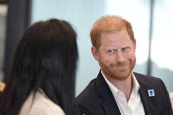 “Il re è fantastico”, il commento di Harry dopo il ‘vertice di pace’ con Carlo