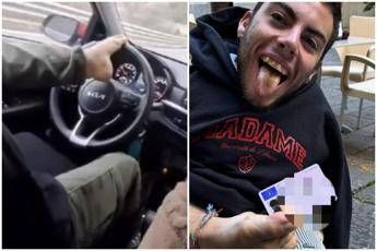 Imperia, ragazzo senza braccia prende la patente guidando con i piedi: “Ho fatto pratica per sei anni”