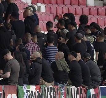 Italia, tifosi azzurri di spalle durante l’inno israeliano. Poi i cartelli: “Stop”