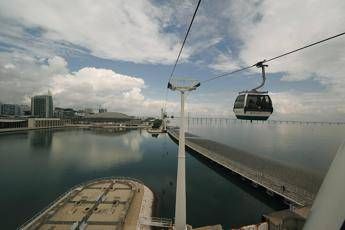 Lisbona, si schianta la funicolare Gloria: almeno tre morti e 20 feriti