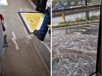 Maltempo Roma, sulla Cristoforo Colombo autobus allagato fa ‘surf’ in strada