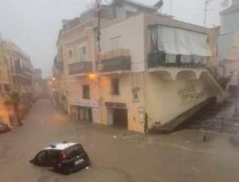 Maltempo da nord a sud: a Monza salvate mamma e figlia intrappolate in casa. Nubifragio su Ischia, evacuata una scuola