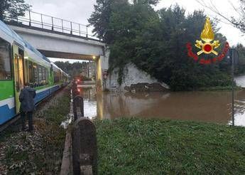 Maltempo, tragedia sfiorata in Lombardia. Si apre voragine nel Lecchese, treno bloccato a pochi metri