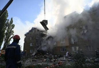 Maxi attacco russo sull’Ucraina: droni e missili su Kiev, colpita sede del governo