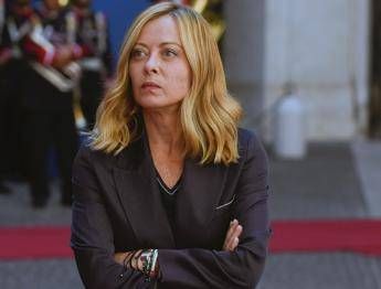 Meloni sul palco di Fenix: “Non siete Gioventù meloniana, levate l’ancora e puntate in alto”