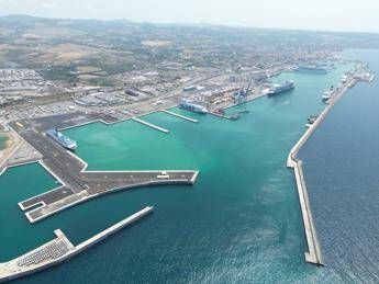 Nel primo semestre segni positivi per il porto di Civitavecchia