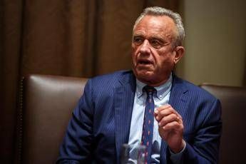 No a vaccino unico per morbillo, parotite, rosolia e varicella: l’alert degli esperti di Kennedy jr