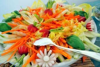 Pancia gonfia dopo i pasti? Verdure e non solo, quali possono essere le cause