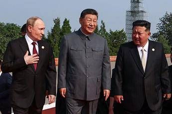 Parata della vittoria a Pechino, Xi accoglie Putin e Kim. Trump: “Cospirate contro Usa”