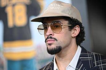 Paura per Bad Bunny, infortunio al ginocchio durante il concerto