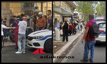 Paura vicino alla Sinagoga di Roma, una moto si schianta sulla pensilina del bus: ferita anziana