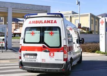 Precipitano dal tetto nel Savonese, un operaio morto e uno ferito
