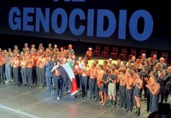 Roberto Bolle sul palco con bandiera Palestina, il messaggio per Gaza