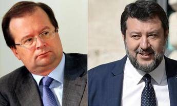 Salvini: “Saluto ad ambasciatore russo? Preferisco stretta di mano a sguardo rabbioso”. Opposizioni all’attacco