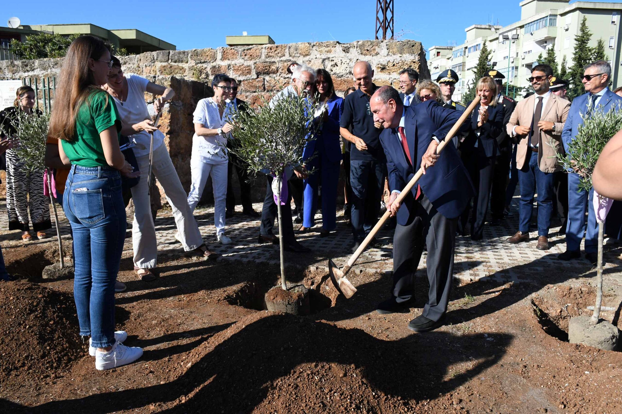 Anniversario padre Puglisi, Schifani pianta alberi di ulivo in ricordo di 20 bimbi ebrei uccisi: «Orrori della storia non devono ripetersi»