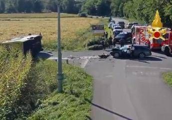 Scontro tra auto e scuolabus con 30 bambini a bordo, 5 feriti