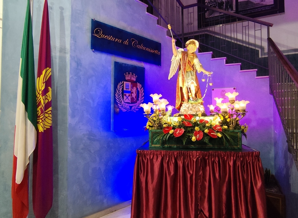 Da Palazzo Moncada alla Questura: il piccolo San Michele “custodito” dai poliziotti nisseni fino alla festa del Patrono