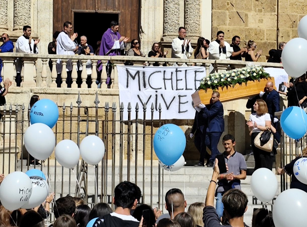 Caltanissetta si stringe attorno a Michele: l’ultimo saluto tra applausi e palloncini