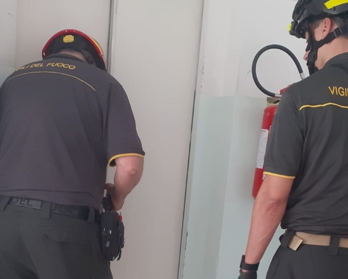 Caltanissetta, ascensore cade al Sant’Elia: donna ferita, in corso i soccorsi dei Vigili del Fuoco