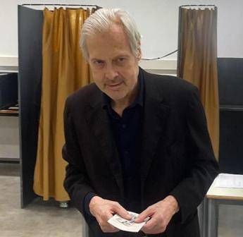 Sgarbi al seggio, le foto della prima apparizione pubblica