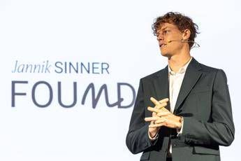Sinner presenta la sua Fondazione: “Io fortunato, voglio dare qualcosa indietro. Obiettivo Finals”