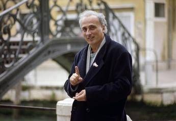 Stefano Benni, oggi la camera ardente: da Pennac a Feltrinelli chi c’era per lo scrittore