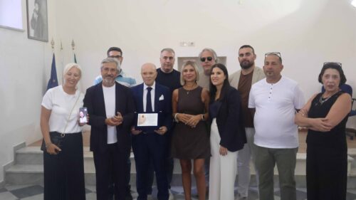 Caltanissetta. Donata targa dai consiglieri della V^ Commissione all’ex bibliotecario Giuseppe Celestino