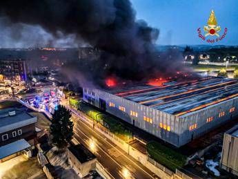 Torino, incendio in stabilimento a Pianezza: pericolo nube tossica