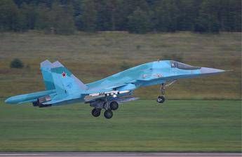 Ucraina, Kiev abbatte caccia russo Su-34. Chiuso per droni l’aeroporto danese di Aalborg