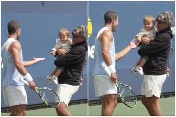Us Open, Alcaraz stringe la mano a… baby Musetti