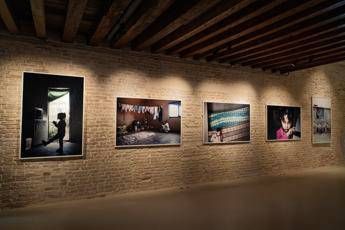 Venezia, 100 maxi foto in Piazza San Marco raccontano i ‘viaggi invisibili’